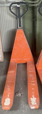 deux palettes orange posées l'une à côté de l'autre dans un garage