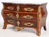une commode dont le dessus est en marbre