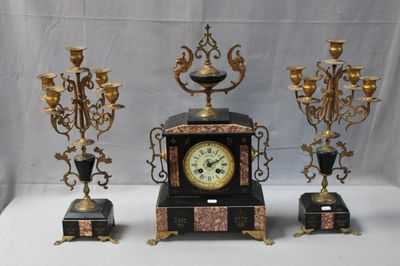 une horloge posée sur une table à côté d'autres objets
