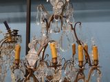 un lustre posé sur un pied