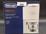 Emballage du moulin à café Delonghi Dedicà Duo dans sa boîte