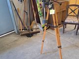 un télescope posé sur un trépied dans un garage