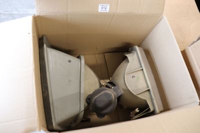 une boîte contenant des toilettes et un distributeur de papier toilette