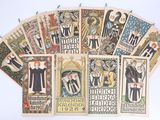 un lot de cartes posées sur une table