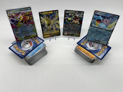 quatre cartes Pokémon différentes posées les unes sur les autres sur une table