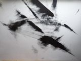 une photo en noir et blanc d'un tableau accroché au mur
