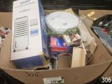 une boîte en carton contenant des objets
