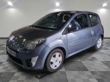 la photo d'une petite voiture bleue garée dans un garage