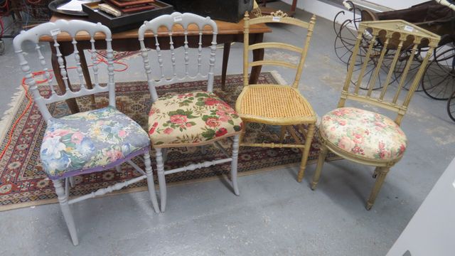 Paire de chaises de chambre en bois peint. Joint 2 chaises recham...