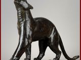 statue d'un chat noir sur fond blanc, entourée d'une bordure rouge