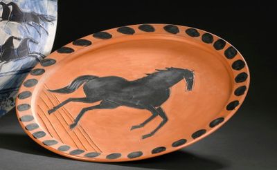 une assiette sur laquelle est représenté un cheval