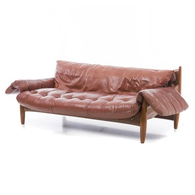 canapé en cuir marron avec des pieds et des accoudoirs en bois, sur fond blanc