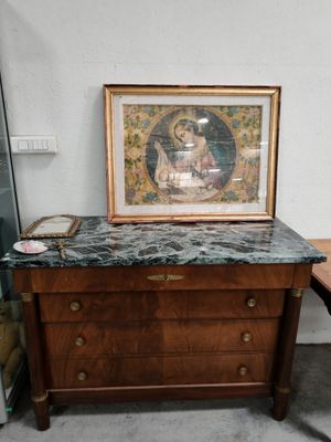 un bureau avec un plateau en marbre sur lequel est posé un tableau