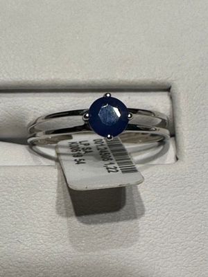 une image d'une bague sertie d'une pierre bleue