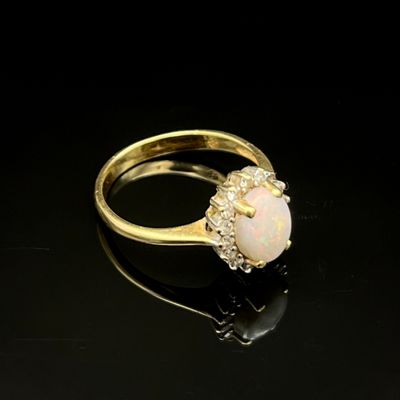 une bague en oplite et diamant sur un fond noir