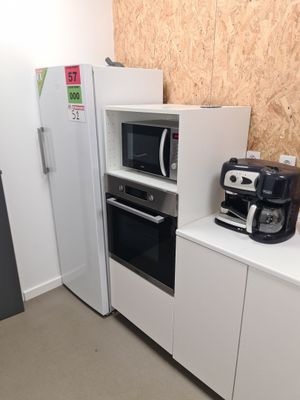 une petite cuisine équipée d'un micro-ondes et d'une cafetière