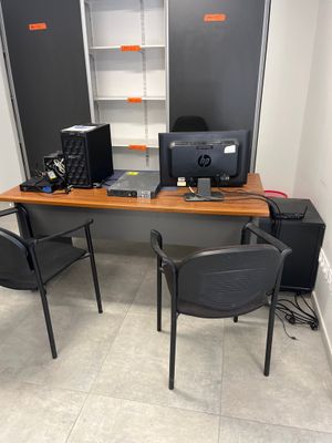 un bureau avec deux chaises et un ordinateur dessus