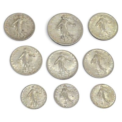 six types différents de pièces d'argent sont représentés sur un fond blanc