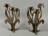 paire de bougeoirs anciens en laiton ornés de fleurs et de feuilles