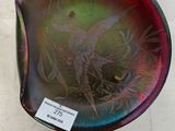 un bol en verre orné d'un oiseau, posé sur une table