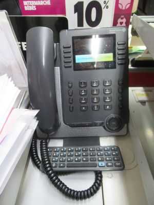 un téléphone posé sur une table