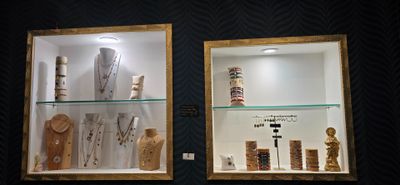 deux étagères en verre contenant divers objets