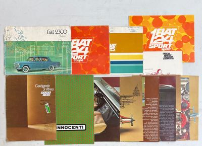 de nombreuses brochures d'anciennes voitures qui sont exposées