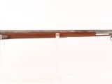 un vieux fusil avec un canon en bois sur fond blanc
