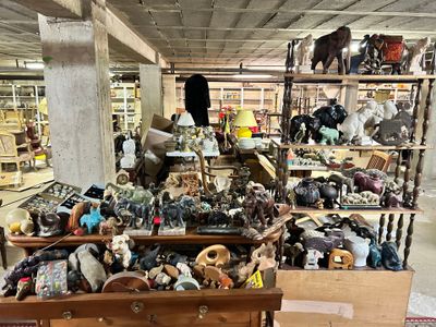 une pièce remplie d'une multitude d'objets de toutes sortes