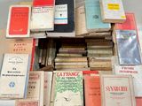 plusieurs livres empilés sur une table