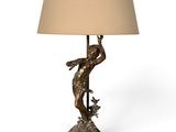 une image représentant une lampe posée sur une table, avec un abat-jour