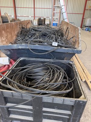 deux boîtes contenant des fils, dans un entrepôt