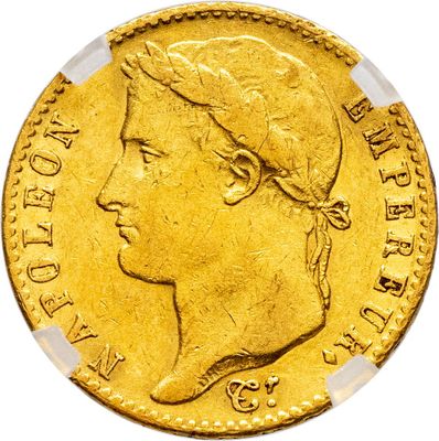 gros plan d'une pièce d'or sur fond blanc