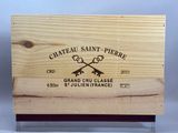 une boîte en bois sur laquelle est collée une étiquette portant l'inscription « Château Saint-Pierre »