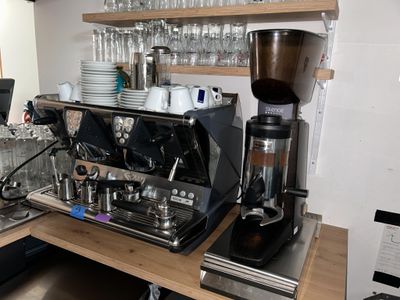 une machine à café posée sur un comptoir dans une cuisine