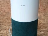 une boîte blanche et verte à laquelle est fixé un chargeur