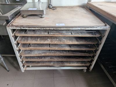 une photo d'une cuisine où l'on voit plusieurs plateaux remplis de plats