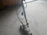 une machine posée par terre dans un garage
