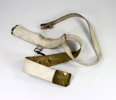 une ceinture blanche ornée d'une boucle dorée