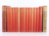 plusieurs livres sont alignés sur une surface blanche