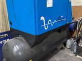 un compresseur bleu posé sur un chariot bleu