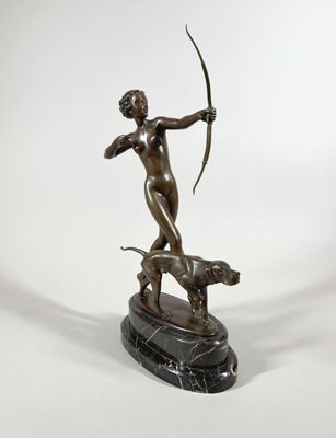 une image représentant une statue en bronze d'une femme tenant un arc et accompagnée d'un chien