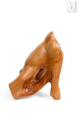 une image représentant une sculpture en bois représentant une tête de chien sur fond blanc