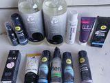 de nombreux types de produits de soins de la peau disposés sur une table