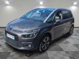Une Citroën grise est garée dans une pièce au sol carrelé