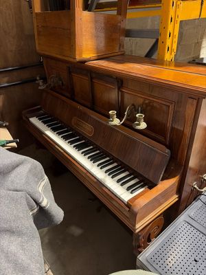 un piano dans un coin de la pièce, à côté d'une chaise