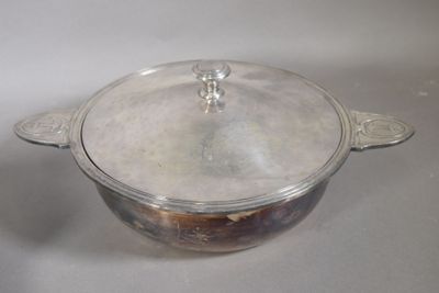 une casserole en argent avec un couvercle, posée sur une table