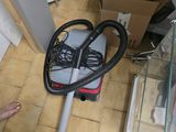 un aspirateur posé sur le sol de la pièce