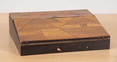 une boîte en bois décorée, posée sur une table