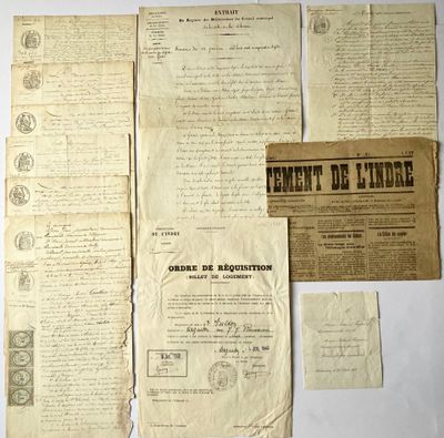 quelques vieux papiers sont posés sur une table blanche